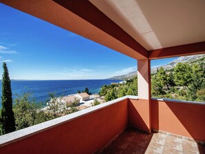 Balcony - Modern Apartment in Starigrad Paklenica With Barbecue (Starigrad)