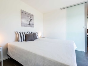 Apartamento conforto, 3 quartos | 5 quartos, individualmente mobiliados, roupa de cama