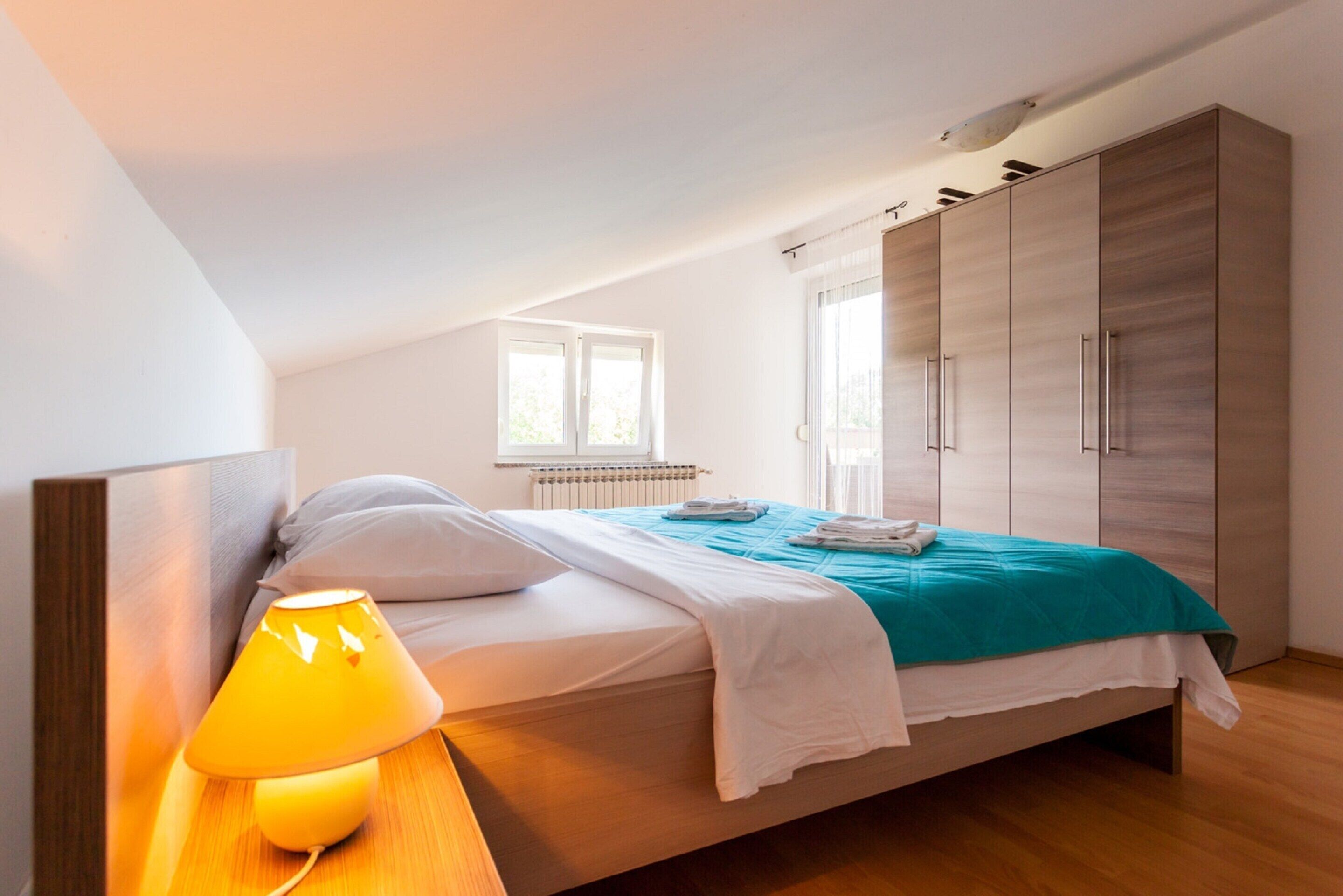 Comfort Apartment, 3 Bedrooms | 4 bedrooms, bed sheets