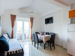 Dining - Pleasant Apartment on the Croatian Islands Amid the Sea (Malinska-Dubasnica)