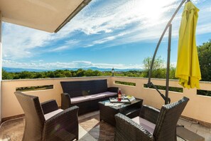 Classic Apartment, 3 Bedrooms | Balcony - Pleasant Apartment on the Croatian Islands Amid the Sea (Malinska-Dubasnica)