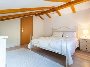 4 bedrooms, individually furnished, bed sheets - Modern Apartment in The Croatian Islands With Terrace (Malinska-Dubasnica)