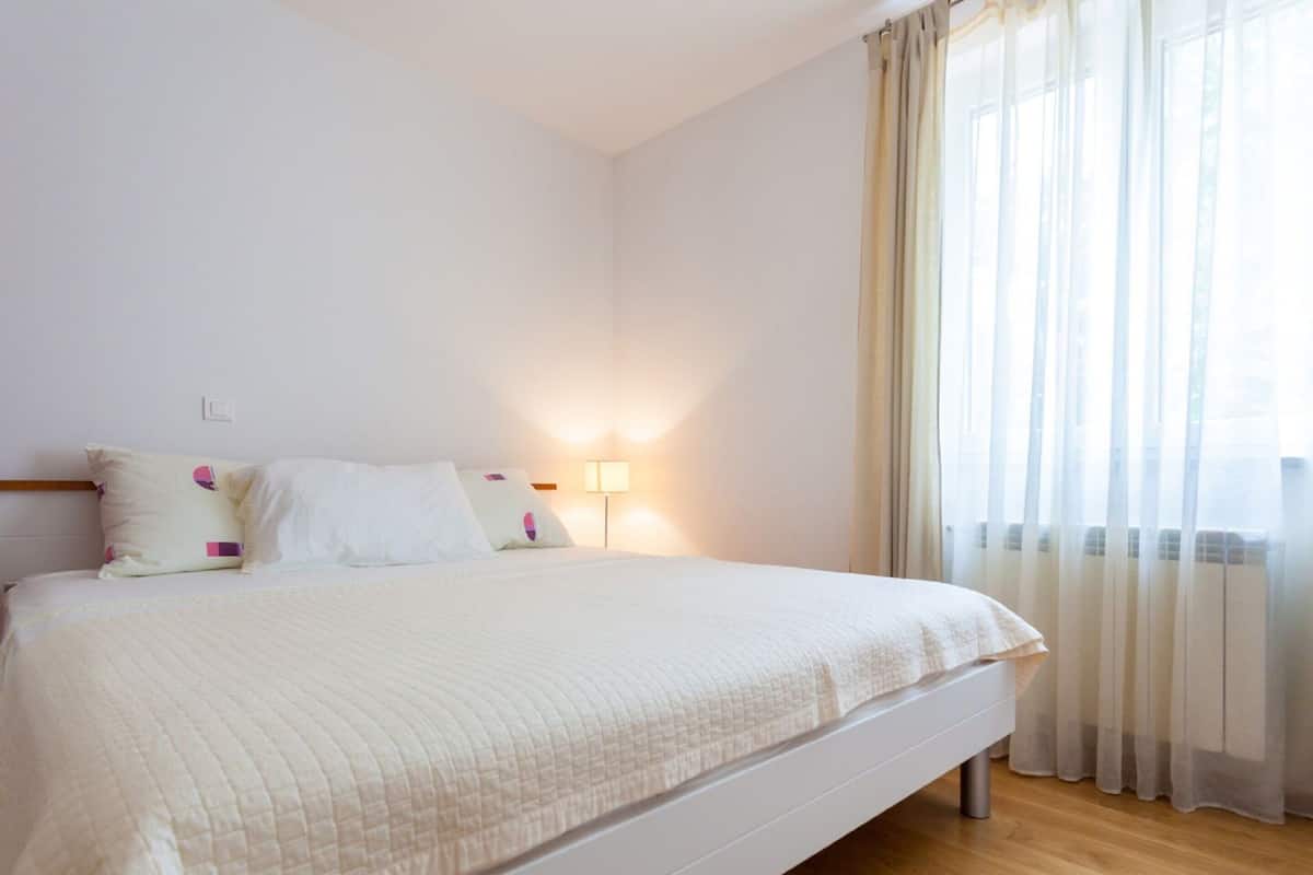 Comfort Apartment, 3 Bedrooms | 4 bedrooms, individually furnished, bed sheets