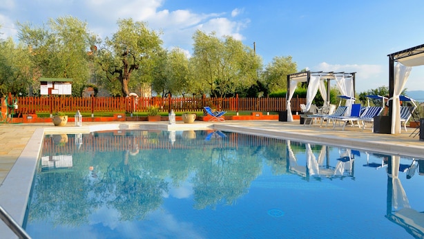 A swimming pool with lounge chairs and a pergola. - Lovely Farmhouse in Pian di Sco With Barbecue (Castelfranco Piandisco)