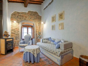 Classic-talo, useita makuuhuoneita | Olohuone | Takka