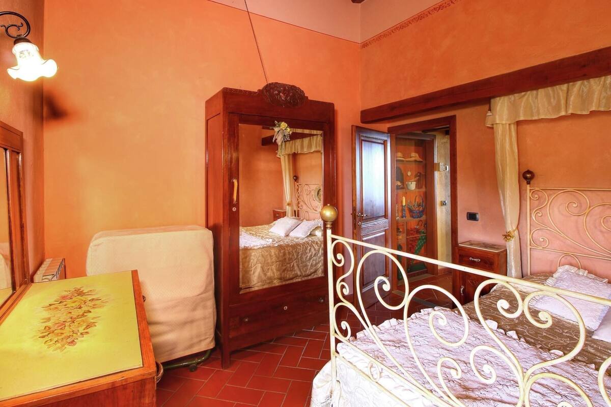 10 bedrooms, individually furnished, bed sheets