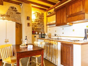 Maison Classique, plusieurs chambres | Cuisine privée | Micro-ondes, four