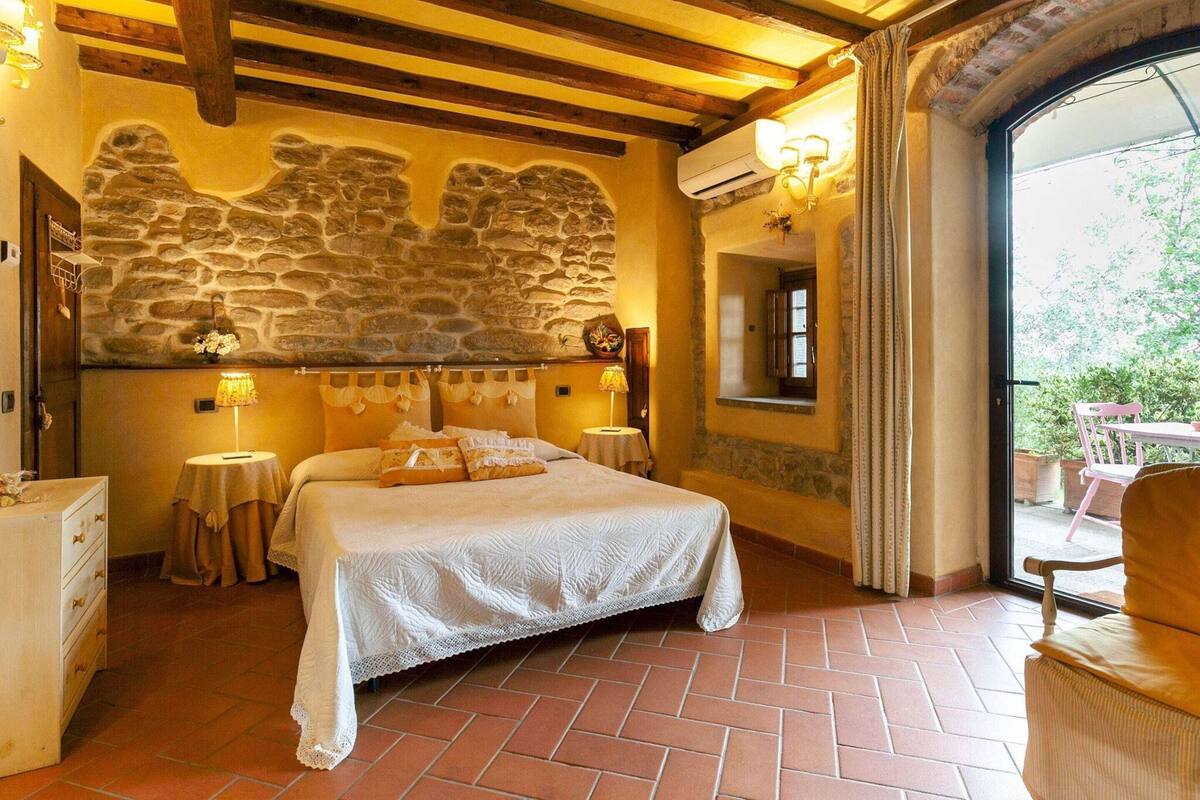 10 bedrooms, individually furnished, bed sheets