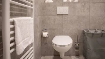 Chuveiro, secador de cabelo, toalhas de banho, sabonete