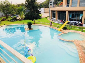 3 piscinas al aire libre