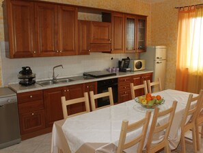 Appartement Classique, 2 chambres | Cuisine privée | Réfrigérateur, micro-ondes, four, lave-vaisselle