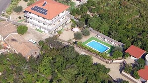A two-story house with a swimming pool, surrounded by dense greenery. - Apartment With air Conditioning and Salt Pool (Santa Venerina)