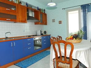 Maison Classique, 2 chambres | Cuisine privée | Réfrigérateur, micro-ondes, four, lave-vaisselle