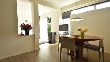 Classic Apartment, 1 Bedroom | Dining