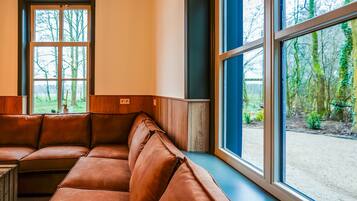 Classic House, 4 Bedrooms | Ruang tamu