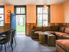 Classic House, 4 Bedrooms | Living room