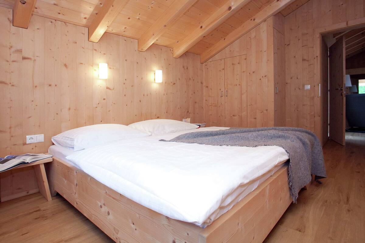 13 bedrooms, individually furnished, bed sheets