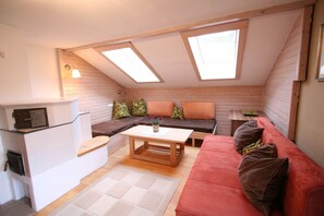 Comfort Apartment, Multiple Bedrooms | Living room