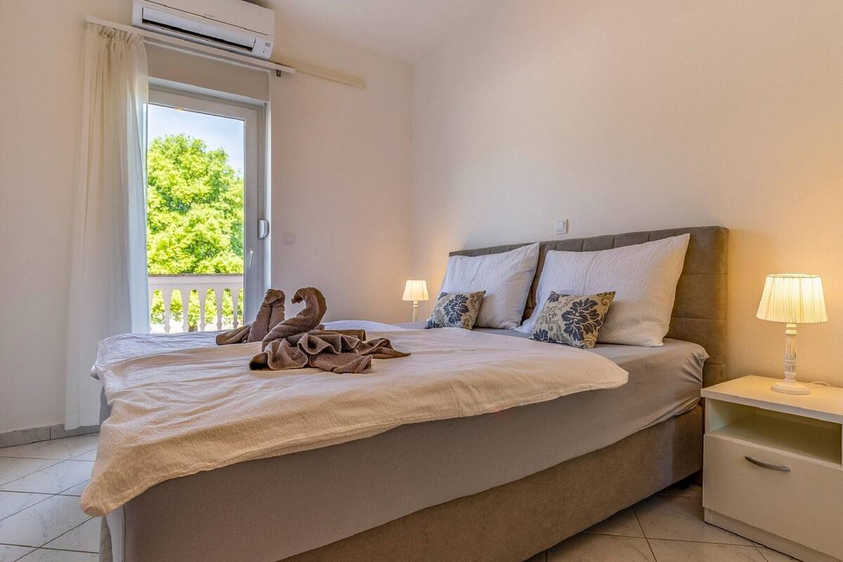 Classic Apartment, 2 Bedrooms | 4 bedrooms, individually furnished, bed sheets
