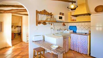 Comfort House, 3 Bedrooms | Private kitchen | Fridge, microwave