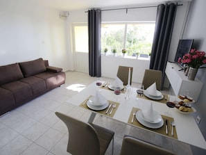 Deluxe House, 2 Bedrooms | Living room