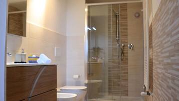 Biệt thự phong cách cổ điển, 4 phòng ngủ | Phòng tắm | Buồng tắm vòi sen, máy sấy tóc