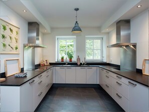 Comfort huis, meerdere slaapkamers | Privékeuken | Een koelkast, een microgolfoven, een oven, een vaatwasser