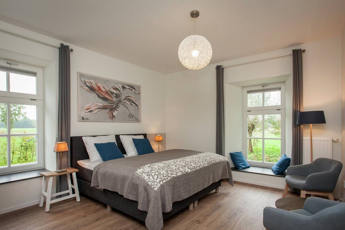 Casa Confort, varias habitaciones | 22 dormitorios, mobiliario individual, tabla de planchar con plancha