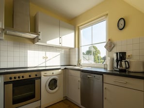 Classic Apartment, 3 Bedrooms | Private kitchen