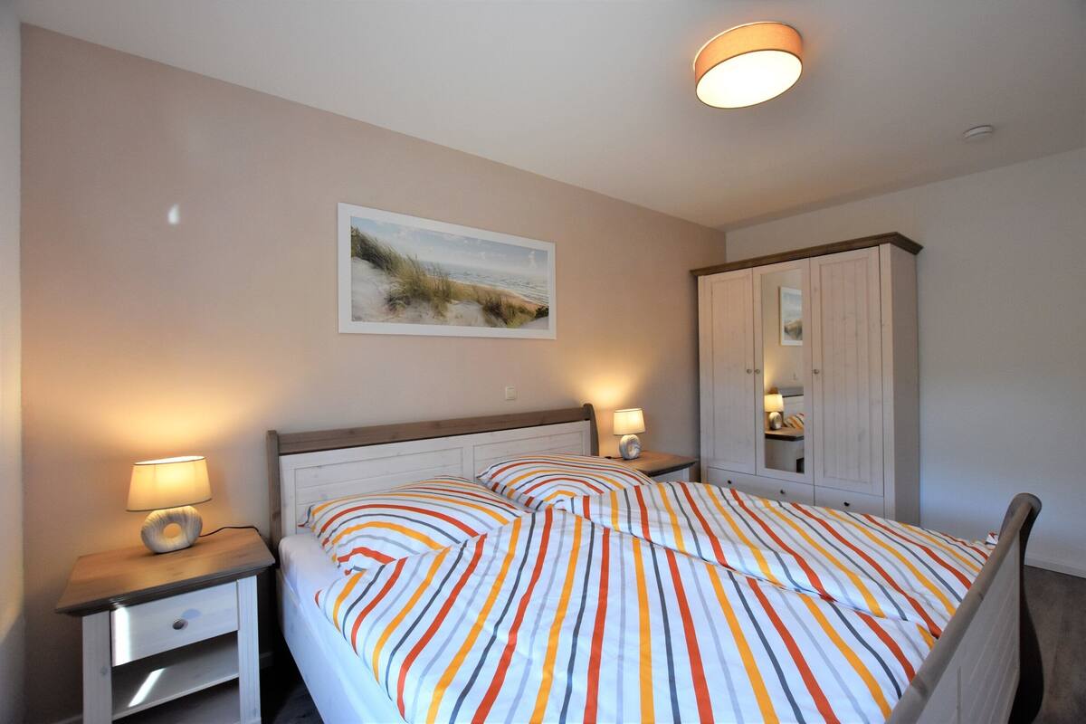 6 bedrooms, individually furnished, bed sheets