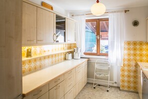 Ugn, diskmaskin, kaffe- och tebryggare och vattenkokare