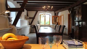 Classic House, 6 Bedrooms | Dining