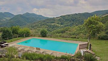 Inomhuspool och utomhuspool