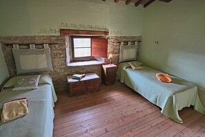 Comfort House, 4 Bedrooms | 6 bedrooms, individually furnished, bed sheets - Spacious Farmhouse in Apecchio With Pool (Apecchio)