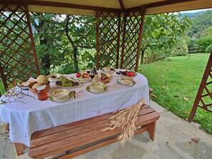 Comfort House, 4 Bedrooms | Garden - Spacious Farmhouse in Apecchio With Pool (Apecchio)