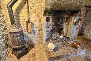 Comfort House, 4 Bedrooms | Dining - Spacious Farmhouse in Apecchio With Pool (Apecchio)