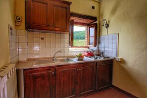 Een koelkast, een oven, een vaatwasser, een kinderstoel