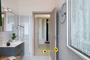 Apartamento de lujo, 2 habitaciones | Baño | Ducha