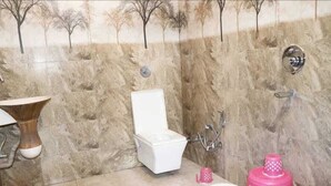 Un baño con inodoro, lavamanos y ducha.