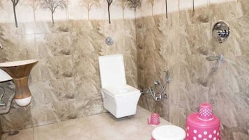 Douche, articles de toilette gratuits, savon, shampoing