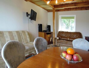 Comfort House, 2 Bedrooms | Dining