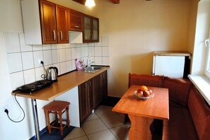 Classic House, 2 Bedrooms | Private kitchen - Holiday House in Szczecin at the Lake With Parking Space for 4 Persons (Szczecin)