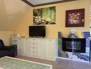 Classic Apartment, 2 Bedrooms | Living room