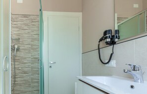 Classic Apartment, 3 Bedrooms | Bathroom | Shower - Pleasant Apartment in Alba Adriatica Near Sea (Alba Adriatica)