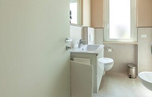 Classic Apartment, 3 Bedrooms | Bathroom | Shower - Pleasant Apartment in Alba Adriatica Near Sea (Alba Adriatica)