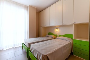 2 quartos, individualmente mobiliados, roupa de cama