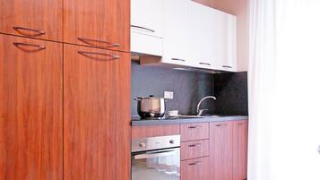 Apartemen Elite, 2 kamar tidur | Dapur pribadi | Lemari es dan oven