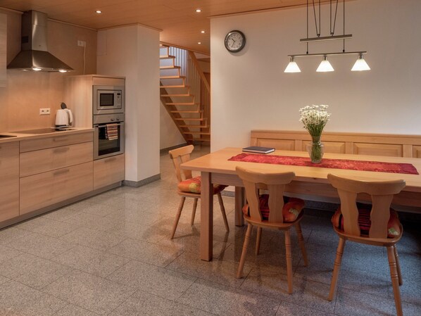 Maison classique, 3 chambres | Restauration