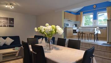 Classic Cottage, 2 Bedrooms | Dining