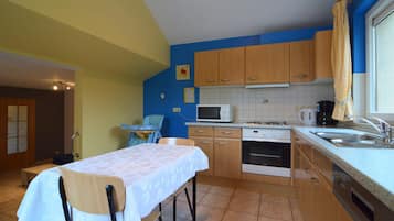 Classic Cottage, 2 Bedrooms | Private kitchen | Fridge, microwave, oven, dishwasher